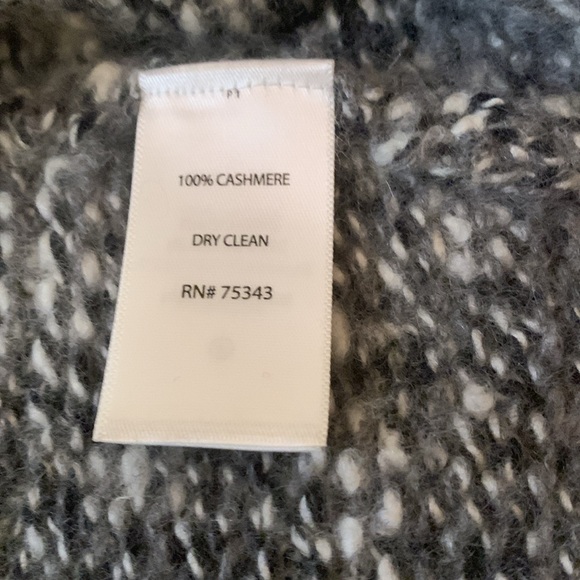 Max Studio Small 💯 % Cashmere Sweater - Picture 4 of 4